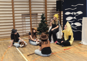 Uczniowie w czasie przedstawienia