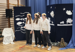 Uczniowie w czasie przedstawienia