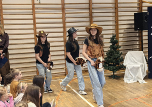 Uczniowie w czasie przedstawienia