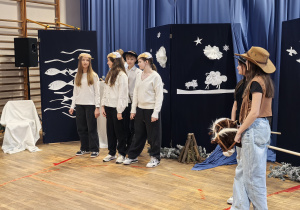 Uczniowie w czasie przedstawienia