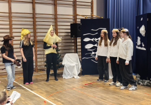 Uczniowie w czasie przedstawienia