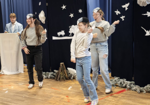 Uczniowie w czasie przedstawienia