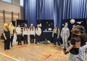 Uczniowie w czasie przedstawienia