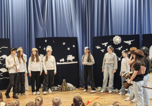 Uczniowie w czasie przedstawienia