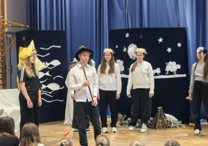 Uczniowie w czasie przedstawienia