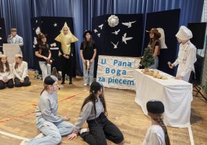 Uczniowie w czasie przedstawienia