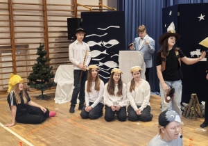 Uczniowie w czasie przedstawienia