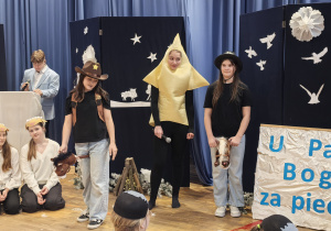 Uczniowie w czasie przedstawienia