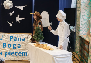 Uczniowie w czasie przedstawienia