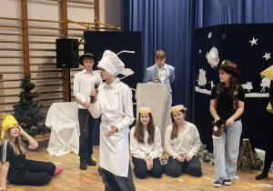 Uczniowie w czasie przedstawienia