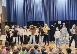 Uczniowie w czasie przedstawienia