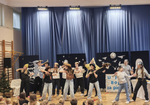 Uczniowie w czasie przedstawienia