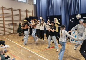 Uczniowie w czasie przedstawienia