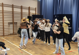 Uczniowie w czasie przedstawienia