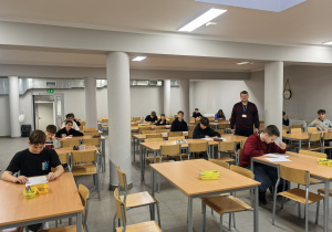 Uczniowie w czasie pisania prac konkursowych