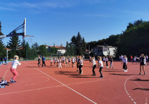 Uczniowie ćwiczący na boisku