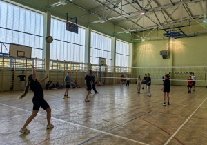 Uczniowie grający w siatkówkę.