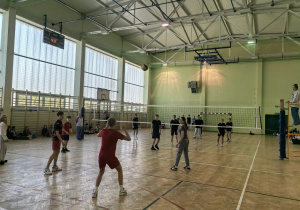 Uczniowie grający w siatkówkę.