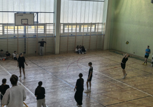 Uczniowie grający w siatkówkę.