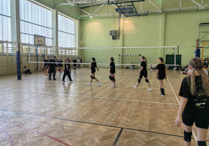 Uczniowie grający w siatkówkę.
