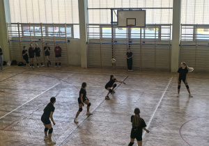 Uczniowie grający w siatkówkę.