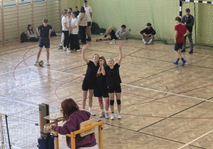 Uczniowie grający w siatkówkę.