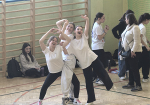 Uczniowie grający w siatkówkę.