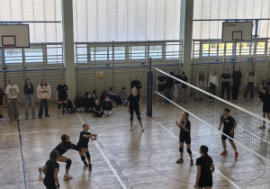 Uczniowie grający w siatkówkę.