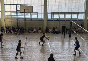 Uczniowie grający w siatkówkę.