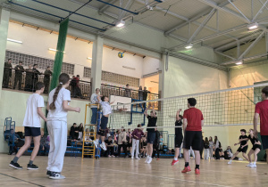 Uczniowie grający w siatkówkę.