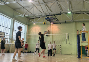 Uczniowie grający w siatkówkę.