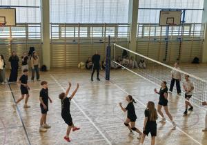 Uczniowie grający w siatkówkę.