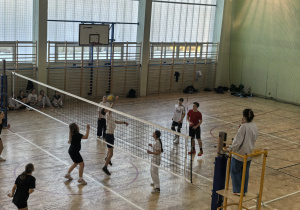Uczniowie grający w siatkówkę.