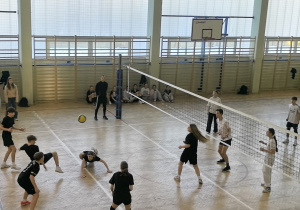 Uczniowie grający w siatkówkę.