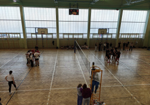 Uczniowie grający w siatkówkę.