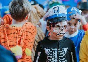 Zdjęcie grupowe. Ucznowie bawiący się w czasie balu.