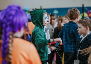 Zdjęcie grupowe. Ucznowie bawiący się w czasie balu.