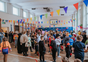 Zdjęcie grupowe. Ucznowie bawiący się w czasie balu.