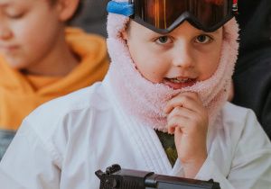 Zdjęcie grupowe. Ucznowie bawiący się w czasie balu.