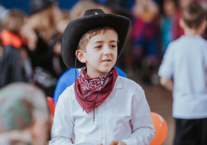 Zdjęcie grupowe. Ucznowie bawiący się w czasie balu.