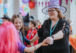 Zdjęcie grupowe. Ucznowie bawiący się w czasie balu.