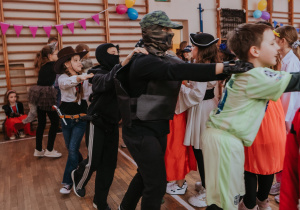Zdjęcie grupowe. Ucznowie bawiący się w czasie balu.
