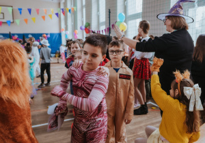 Zdjęcie grupowe. Ucznowie bawiący się w czasie balu.