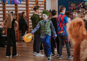 Zdjęcie grupowe. Ucznowie bawiący się w czasie balu.