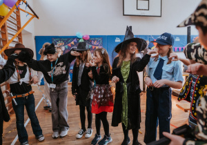 Zdjęcie grupowe. Ucznowie bawiący się w czasie balu.