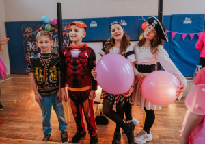 Zdjęcie grupowe. Ucznowie bawiący się w czasie balu.