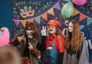 Zdjęcie grupowe. Ucznowie bawiący się w czasie balu.