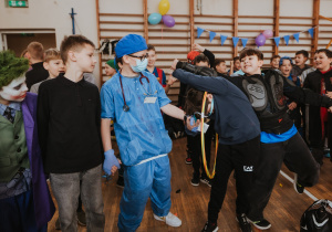 Zdjęcie grupowe. Ucznowie bawiący się w czasie balu.