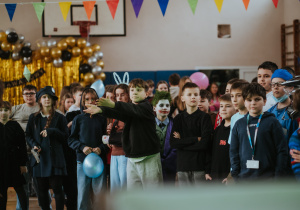 Zdjęcie grupowe. Ucznowie bawiący się w czasie balu.