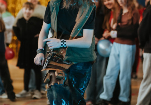 Zdjęcie grupowe. Ucznowie bawiący się w czasie balu.